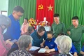 Lực lượng đoàn viên, thanh niên xã Tuy Phước Đông hỗ trợ người cao tuổi lập hồ sơ đề nghị hưởng trợ cấp hưu trí xã hội. Ảnh: Xuân Vinh