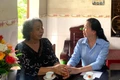 Phó Trưởng đoàn chuyên trách Đoàn Đại biểu Quốc hội tỉnh thăm, tặng quà gia đình chính sách tại Phù Mỹ