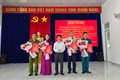 Bí thư Đảng ủy phường Hội Phú Võ Phúc Ánh (giữa) trao các quyết định về công tác tổ chức, cán bộ. Ảnh: Bá Bính
