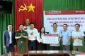 Trao bảng tượng trưng tặng 5 bộ máy vi tính cho UBND xã Ia O