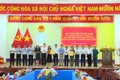 Phó Chủ tịch UBND tỉnh Nguyễn Tuấn Anh (thứ 6 từ trái sang) tặng quà cho lãnh đạo phường Hoài Nhơn. Ảnh: Phi Long