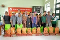 Tặng 100 suất quà cho người dân và học sinh miền núi Vân Canh