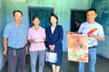 Tặng điện thoại thông minh cho 5 hộ dân khó khăn ở phường Quy Nhơn Bắc