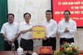 Bí thư Tỉnh ủy Hồ Quốc Dũng (thứ 2 từ trái sang) tặng quà cho lãnh đạo phường Quy Nhơn Đông. Ảnh: Nguyễn Hân