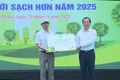 Phó Chủ tịch Thường trực UBND tỉnh Nguyễn Tuấn Thanh (phải) trao bảng tượng trưng tặng cây xanh cho đại diện Sở Văn hóa-Thể thao và Du lịch. 
