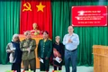 Đồng chí Phó Chủ tịch UBND tỉnh Dương Mah Tiệp (bìa phải) thăm, tặng quà các đối tượng chính sách tại xã Đak Rong