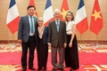 Vợ chồng Giáo sư Trần Thanh Vân nhận Huân chương Bắc Đẩu Bội Tinh hạng Sĩ quan do Tổng thống Pháp trao tặng