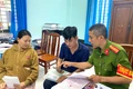 Cán bộ Công an phường An Nhơn Nam hướng dẫn, hỗ trợ người dân thực hiện thủ tục đăng ký thường trú cho con qua ứng dụng VNeID. Ảnh: Nguyễn Chơn