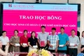 Tặng học bổng cho học sinh vượt khó học giỏi ở xã Tuy Phước Đông