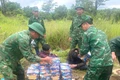 Lực lượng chức năng bắt giữ các đối tượng cùng tang vật. Ảnh: Q.V