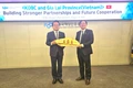 Đồng chí Hồ Quốc Dũng, tặng quà lưu niệm cho lãnh đạo KOBC. Ảnh: Trung tâm xúc tiến đầu tư tỉnh.