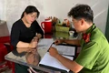 Đại diện hộ kinh doanh ăn uống dọc bờ kè suối Hội Phú ký cam kết không lấn chiếm vỉa hè, lòng đường. Ảnh: B.B