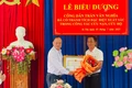 Phó Chủ tịch UBND tỉnh Dương Mah Tiệp tặng bằng khen của Chủ tịch UBND tỉnh cho nông dân cứu 2 em nhỏ ở Ia Tul