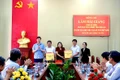 Phó Chủ tịch UBND tỉnh Lâm Hải Giang tặng quà cho lãnh đạo xã Phù Mỹ Bắc. Ảnh: Bình Dương