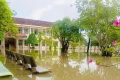 Trường THCS Phước Thắng (xã Tuy Phước Đông) bị ngập sâu trong nước do mưa lớn khiến hơn 500 học sinh phải nghỉ học.