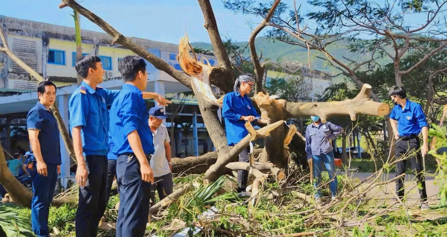 thanh-nien-gia-lai-xung-kich-giup-khac-phuc-sau-bao-3.jpg