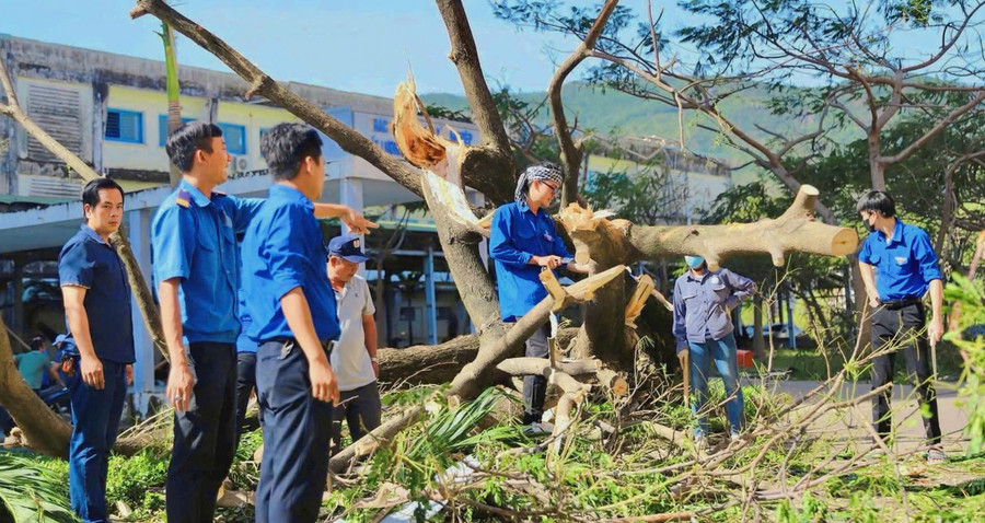 thanh-nien-gia-lai-xung-kich-giup-khac-phuc-sau-bao-3.jpg