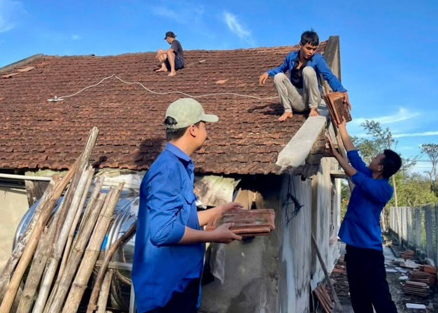 thanh-nien-gia-lai-xung-kich-giup-khac-phuc-sau-bao-2.jpg