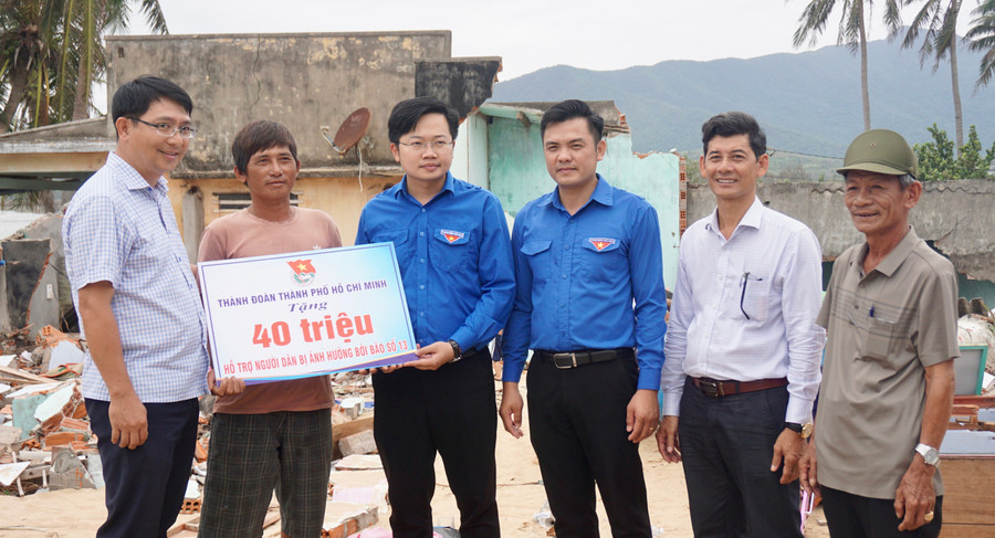 tinh-doan-thanh-doan-tp-hcm-trao-qua-cho-nguoi-dan-vung-bao-7.jpg