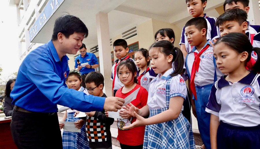 Anh Lý Anh Việt-Phó Bí thư Tỉnh đoàn-trao quà cho học sinh Trường Tiểu học Âu Cơ (phường Quy Nhơn Tây). Ảnh: ĐVCC