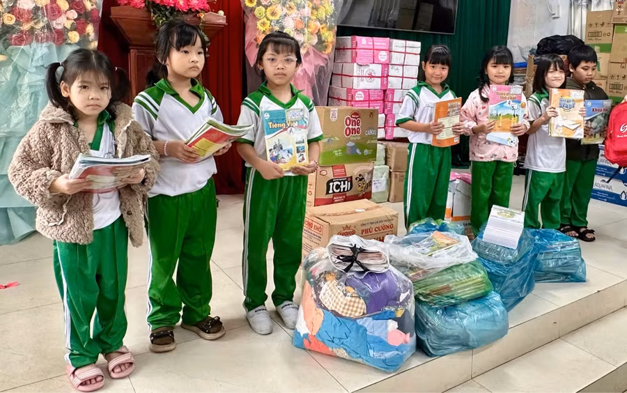 Học sinh Trường Tiểu học Trần Quốc Tuấn hào hứng cùng nhau quyên góp, giúp đỡ những bạn đồng trang lứa thiếu sách vở, đồ dùng học tập do lũ lụt. Ảnh: Dương Linh