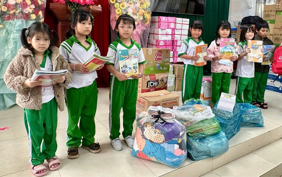 Học sinh Trường Tiểu học Trần Quốc Tuấn hào hứng cùng nhau quyên góp, giúp đỡ những bạn đồng trang lứa thiếu sách vở, đồ dùng học tập do lũ lụt. Ảnh: Dương Linh