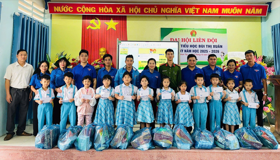 Các đoàn phường tặng quà cho học sinh Trường Tiểu học Bùi Thị Xuân (phường Quy Nhơn Tây). Ảnh: ĐVCC