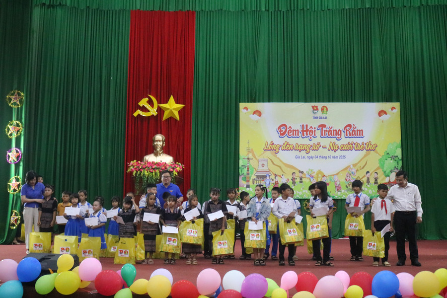 Tặng quà cho trẻ có hoàn cảnh khó khăn. Ảnh: ĐVCC dem-hoi-trang-ram-an-lao-8.jpg