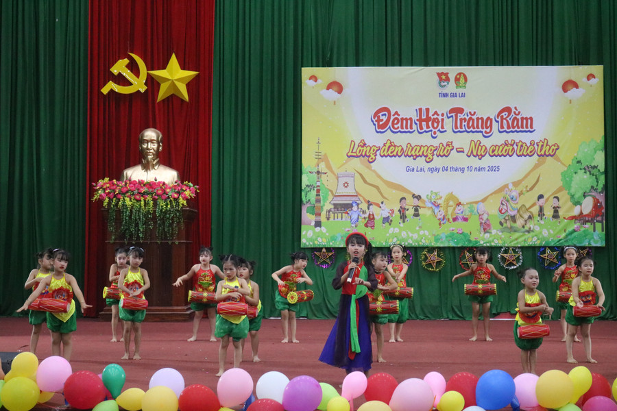 dem-hoi-trang-ram-an-lao.jpg