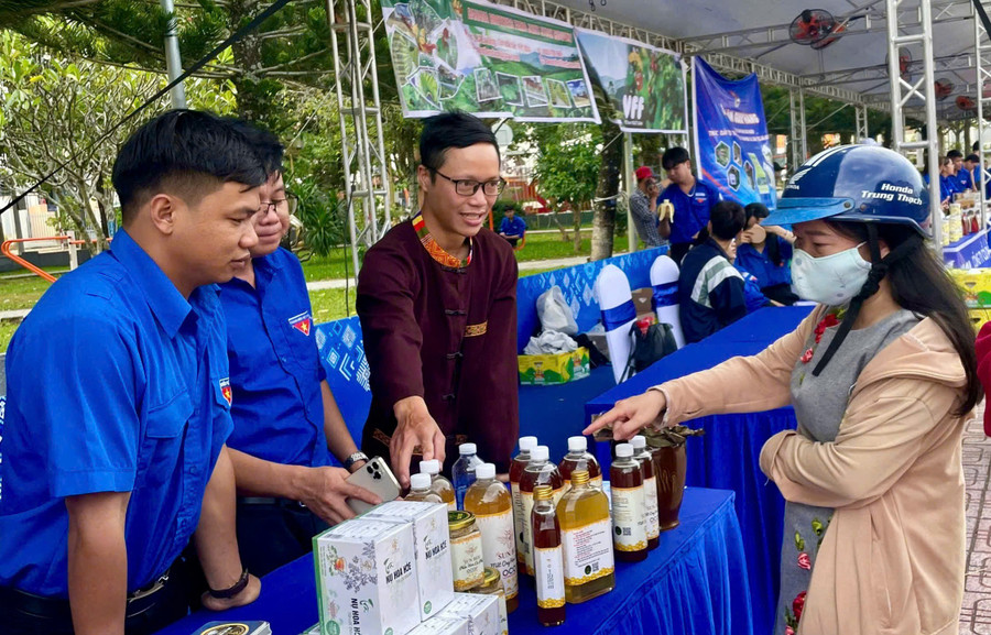 Anh Thanh (giữa) giới thiệu một số sản phẩm mang đặc trưng vùng miền cho khách hàng tại tỉnh Đắk Lắk. Ảnh: TĐGL thanh-nien-dtts-sang-tao-9.jpg