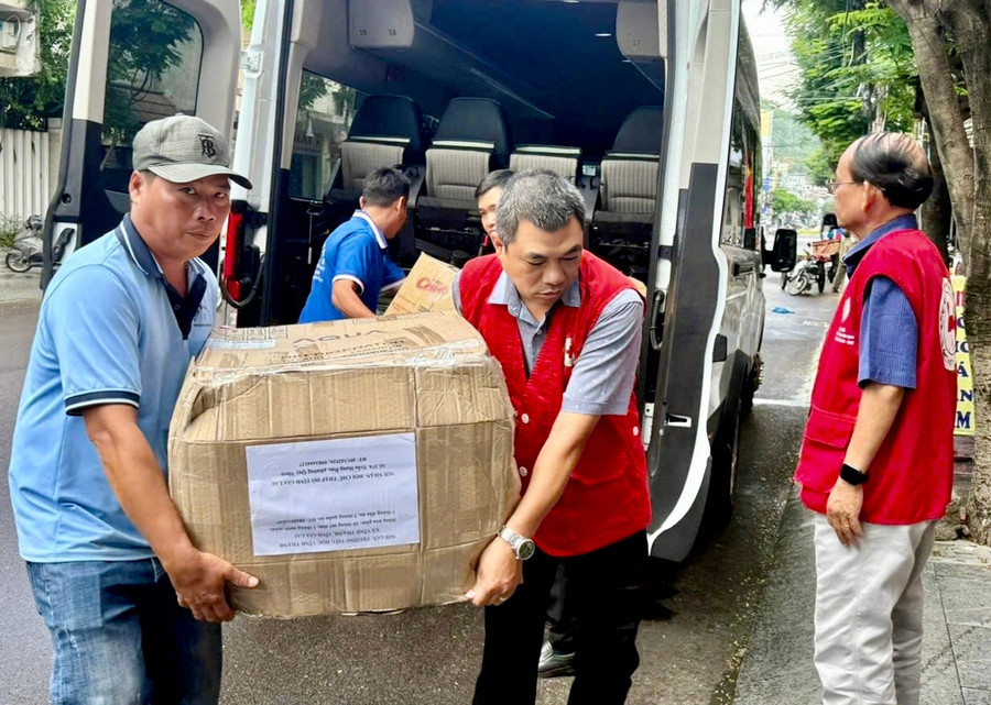 Hàng hóa do Trường Tiểu học Vĩnh Thạnh quyên góp đã đến trụ sở Hội Chữ thập đỏ tỉnh vào ngày 8-10. Ảnh: ĐVCC hoi-ctd-tinh-tiep-nhan-hang-cuu-tro-6.jpg