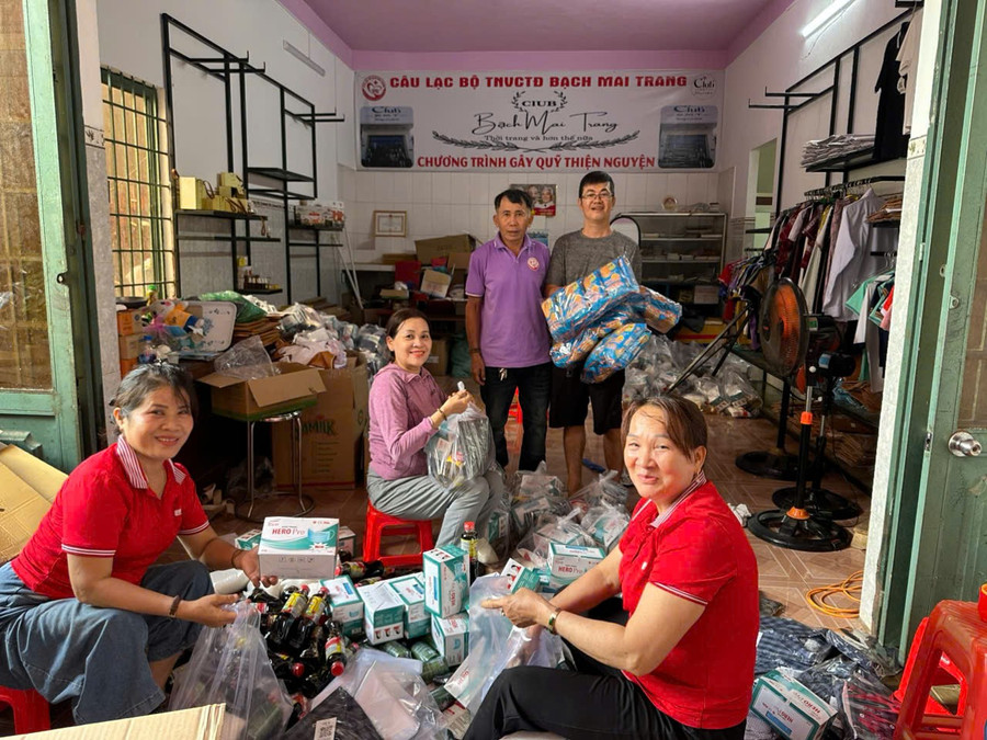 Câu lạc bộ Tình nguyện viên Chữ thập đỏ Bạch Mai Trang nhiệt tình đóng gói từng suất quà để gửi tặng người dân xã Nông Cống. Ảnh: D.L hoi-ctd-tinh-tiep-nhan-hang-cuu-tro-3.jpg
