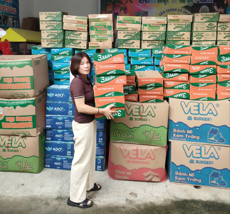 Chị Đoàn Thị Hương đang sắp xếp các thùng mỳ tôm cho chuyến cứu trợ tại xã Nông Cống (tỉnh Thanh Hóa) vào ngày 10-10. Ảnh: D.L hoi-ctd-tinh-tiep-nhan-hang-cuu-tro-2-570.jpg