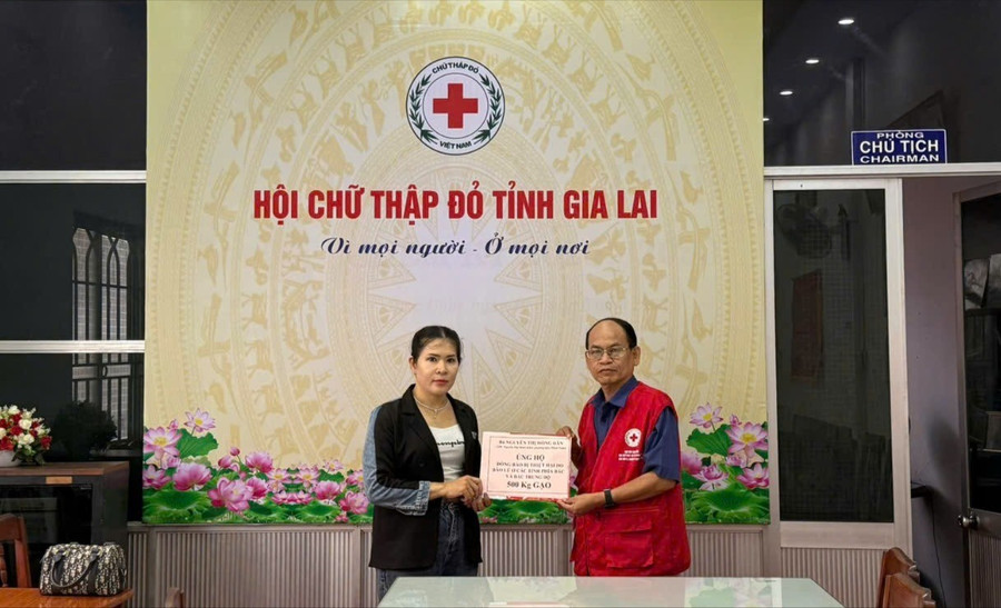 Bà Dân ủng hộ 500 kg gạo cho đồng bào vùng lũ theo lời kêu gọi của Hội Chữ thập đỏ tỉnh Gia Lai. Ảnh: ĐVCC hoi-ctd-tinh-tiep-nhan-hang-cuu-tro-5-6675.jpg