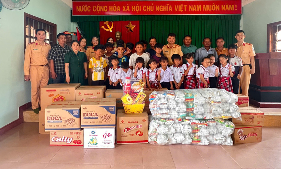 Trao quà cho trẻ em làng Canh Thành. Ảnh: ĐVCC tang-qua-trung-thu.jpg