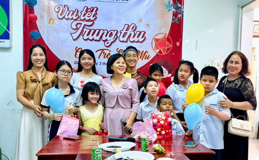 Tặng quà cho trẻ em khiếm thị. Ảnh: ĐVCC tang-qua-trung-thu-cho-tre-em-mu.jpg