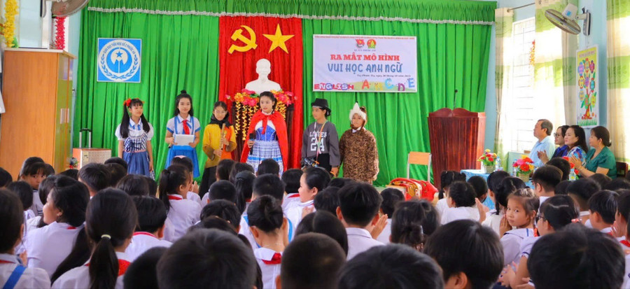 Tiết mục “Cô bé quàng khăn đỏ” được các em học sinh dàn dựng và biểu diễn bằng tiếng Anh. Ảnh: ĐVCC mo-hinh-vui-hoc-anh-ngu-2-4776.jpg