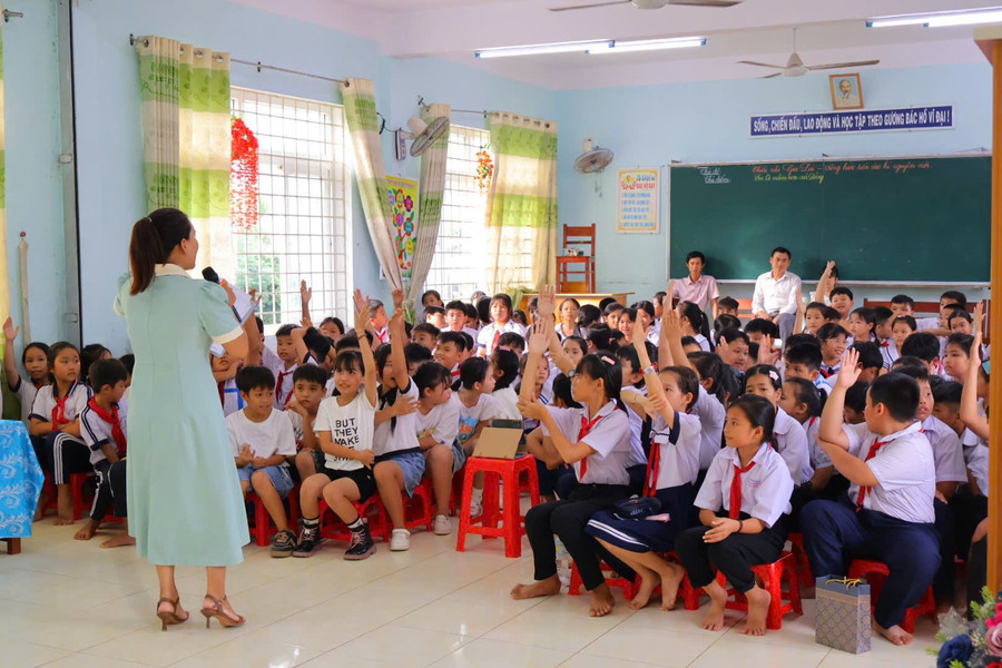 Học sinh hào hứng tương tác với giáo viên tại chương trình. Ảnh: ĐVCC mo-hinh-vui-hoc-anh-ngu-3.jpg