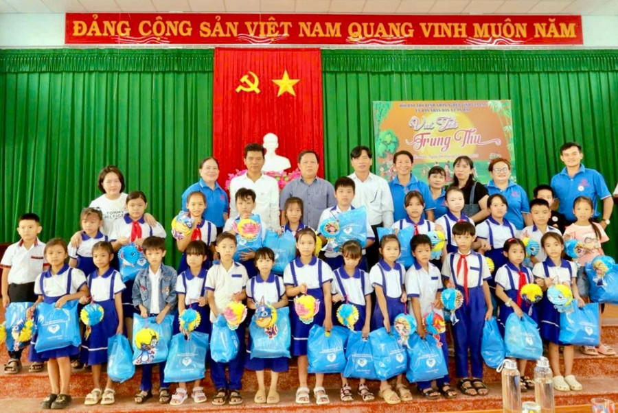 Tặng quà cho học sinh có hoàn cảnh khó khăn. Ảnh: ĐVCC tang-qua-trung-thu-xa-an-hao.jpg