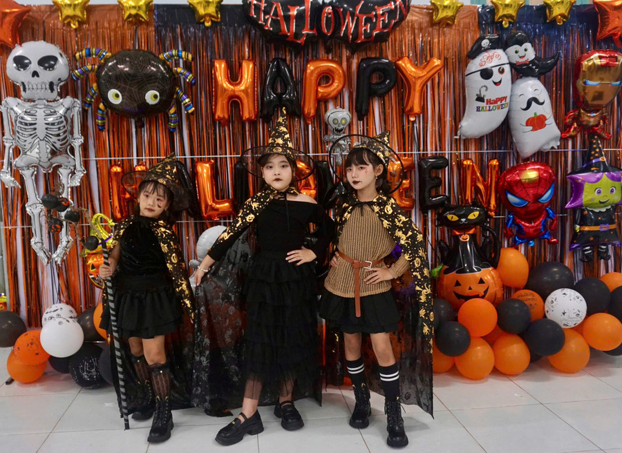Ba “cô phù thủy nhí” đáng yêu tranh thủ check-in tại chương trình. Ảnh: D.L halloween-ngap-tran-tieng-cuoi-6.jpg