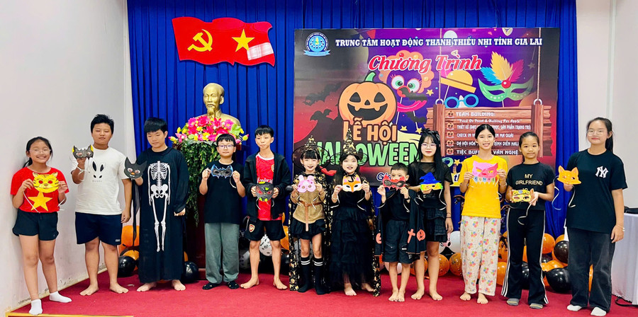 Trẻ hào hứng khoe những chiếc mặt nạ được tô vẽ cẩn thận. Ảnh: D.L halloween-ngap-tran-tieng-cuoi-2.jpg