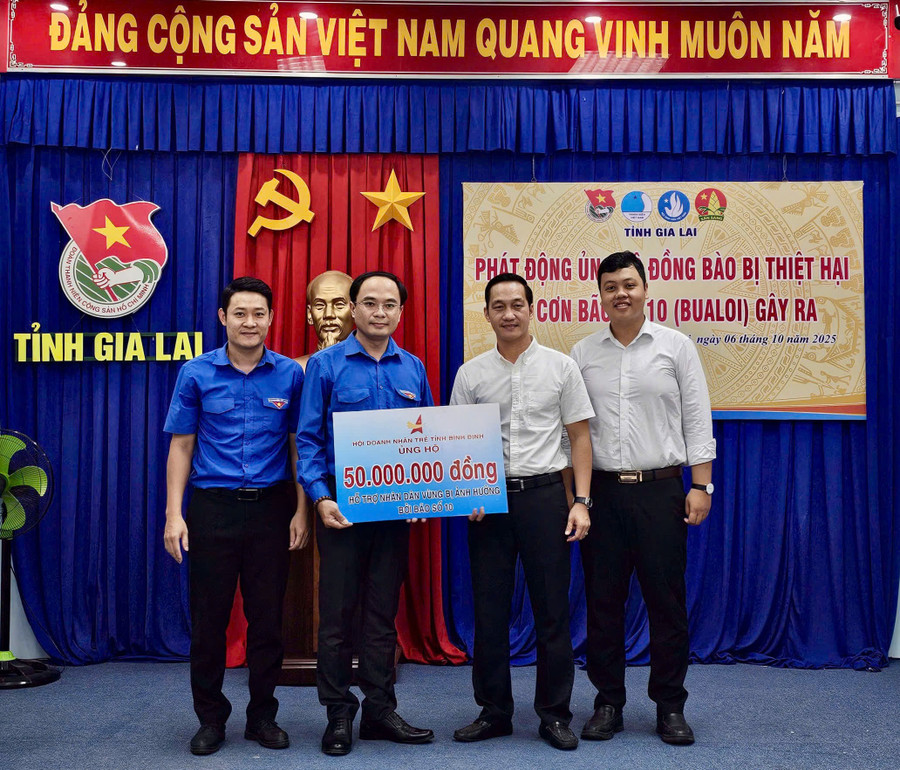 Hội Doanh nhân trẻ Bình Định trao bảng tượng trưng ủng hộ 50 triệu đồng hỗ trợ các địa phương chịu ảnh hưởng nặng nề của bão. Ảnh: D.L tinh-doan-phat-dong-chien-dich-chung-tay-vuot-bao-2.jpg
