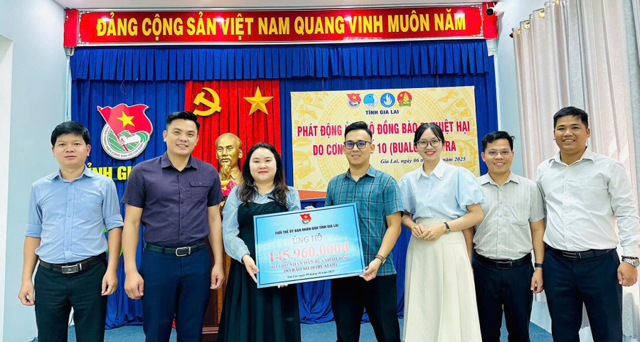 Đoàn UBND tỉnh Gia Lai ủng hộ hơn 145 triệu đồng. Ảnh: ĐVCC doan-ubnd-tinh-quyen-gop-ung-ho-bao-bualoi.jpg