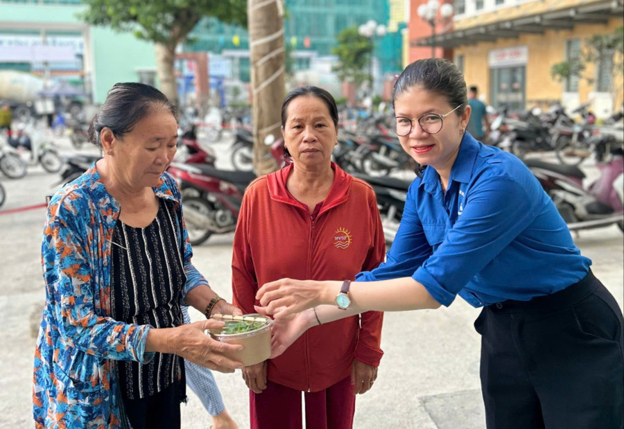 Chị Thảo (phải) trao các suất ăn cho bệnh nhân có hoàn cảnh khó khăn tại Trung tâm Y tế Quy Nhơn. Ảnh: NVCC thanh-nien-song-dep-2025-4498.jpg