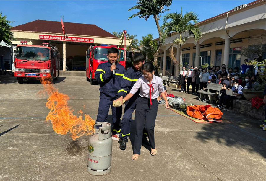 Thượng úy Trọng (trái) hướng dẫn kỹ năng sử dụng bình chữa cháy cho học sinh. Ảnh: ĐVCC thanh-nien-song-dep-2025-2-7425.jpg