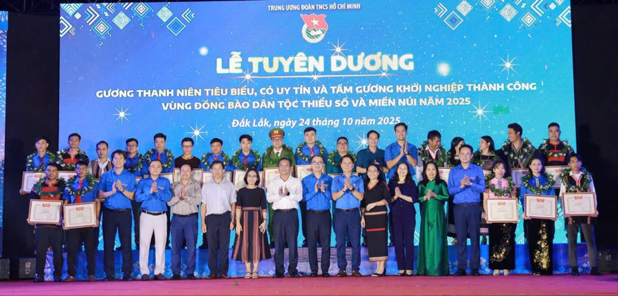 27 thanh niên tiêu biểu được tuyên dương tại chương trình. Ảnh: ĐVCC gia-lai-co-10-thanh-nien-dtts-tieu-bieu-cap-trung-uong-nam-2025-1-5943.jpg