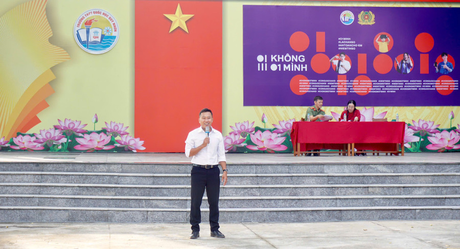 KOL Lê Hồng Phước - "Phước Du Hí" trao đổi các nội dung tại chương trình. Ảnh: D.L an-toan-tren-khong-gian-mang1.jpg