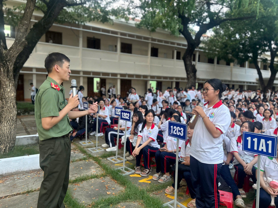 Học sinh giao lưu, trả lời các câu hỏi với lực lượng Công an tại chương trình. Ảnh: D.L an-toan-tren-khong-gian-mang2.jpg
