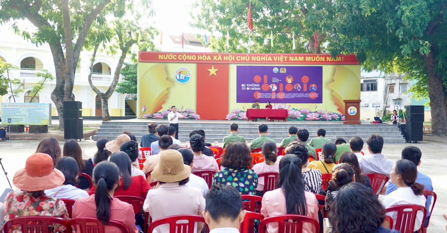 Trường THPT Quốc học Quy Nhơn là điểm trường đầu tiên của tỉnh triển khai chương trình này. Ảnh: D.L an-toan-tren-khong-gian-mang3.jpg