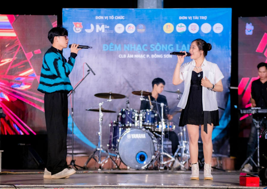 Võ Thùy Trang (phải) sống hết mình trong từng lần được lên sân khấu. Ảnh: NVCC dam-me-am-nhac-5.jpg